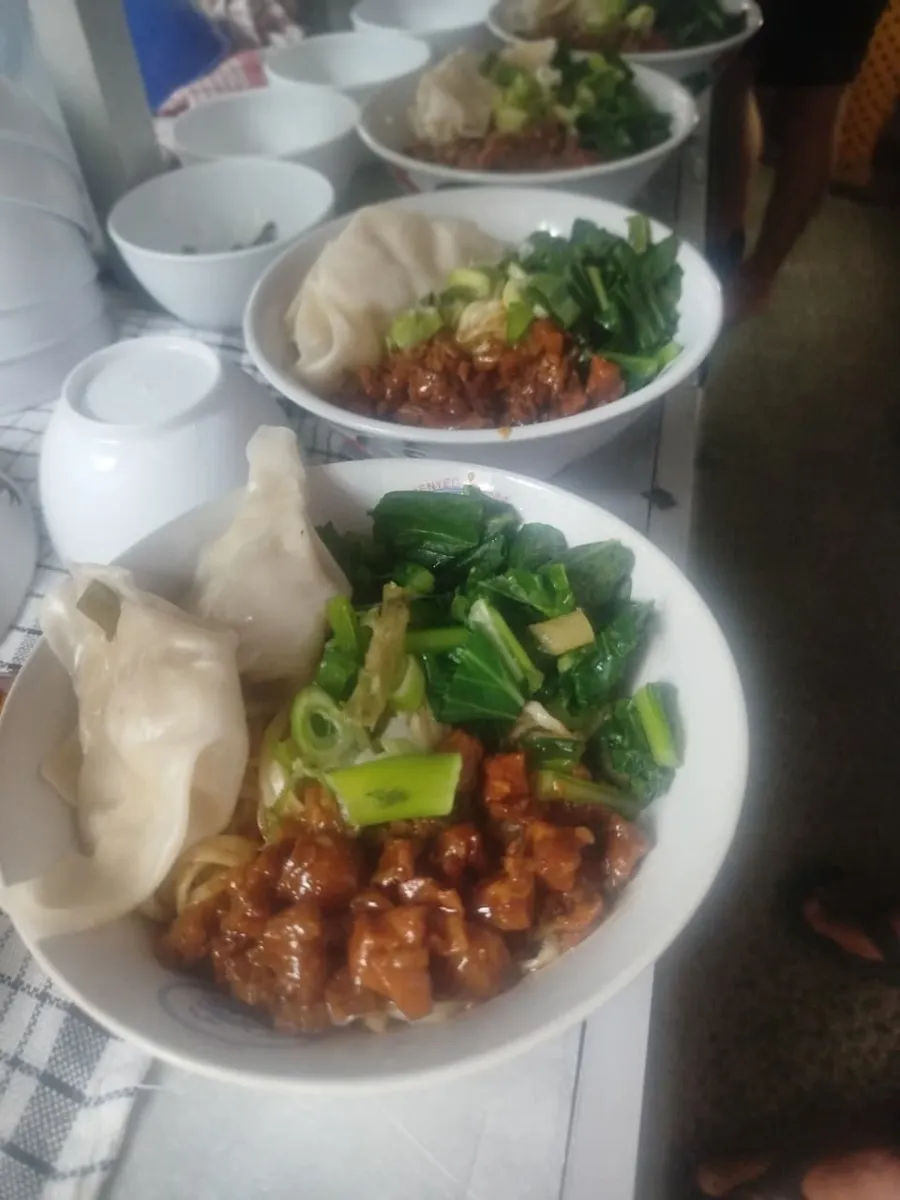 Deretan mangkuk bakmi siap disajikan
